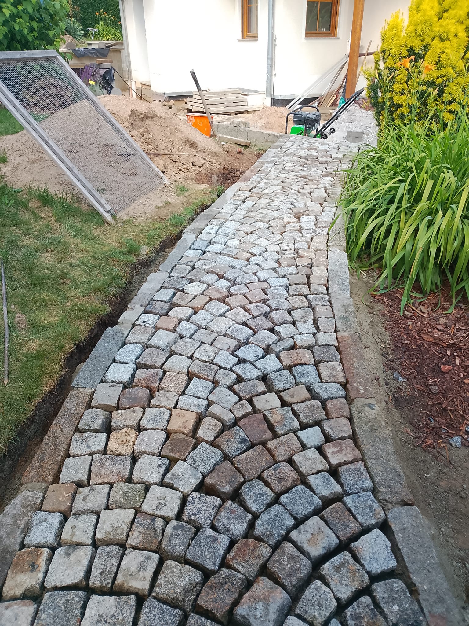 Pflasterarbeiten an einem Weg